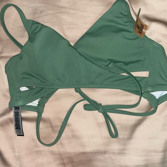 Two bikini - Picture 8 of 10